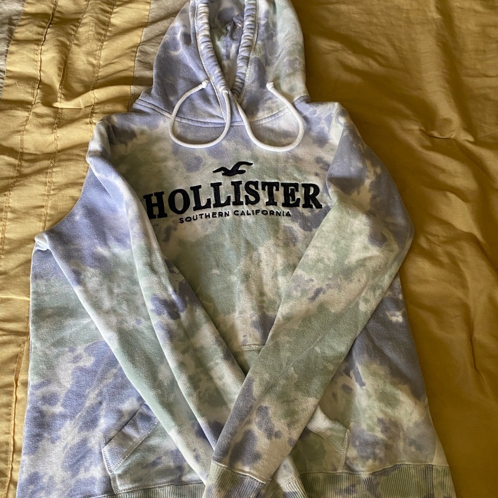 Hollister tye dye hoodie. lightly used.